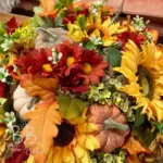herbstliche Tischdeko mit Ernten und Blumen