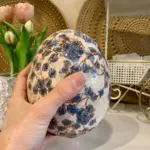 Deko-Ei mit blauen Blumen