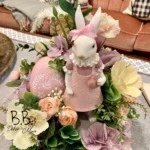 Ostern-Tischdeko-mit-Figuren-und-Blumen