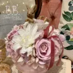 Rosa Tischdeko mit Seidenblumen und Kaninchen